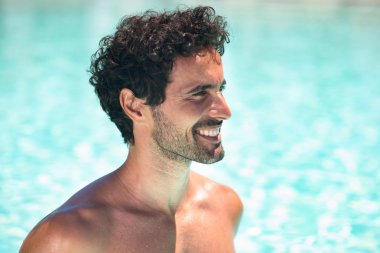 gülümseyen adam suda rahatlatıcı