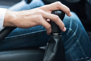 Araba süren bir adam.