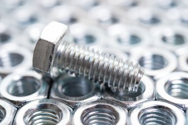 Metal fındık ve bir cıvata