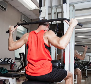 Spor salonunda çalışan bir adam.