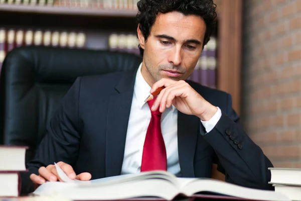 Man die een boek leest — Stockfoto