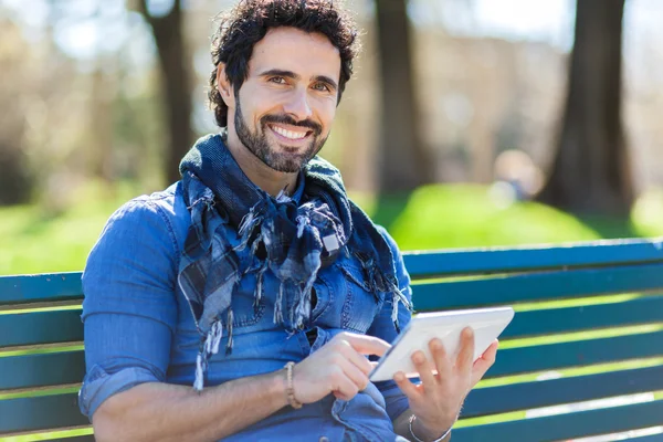 Schöner Mann mit Tablet — Stockfoto