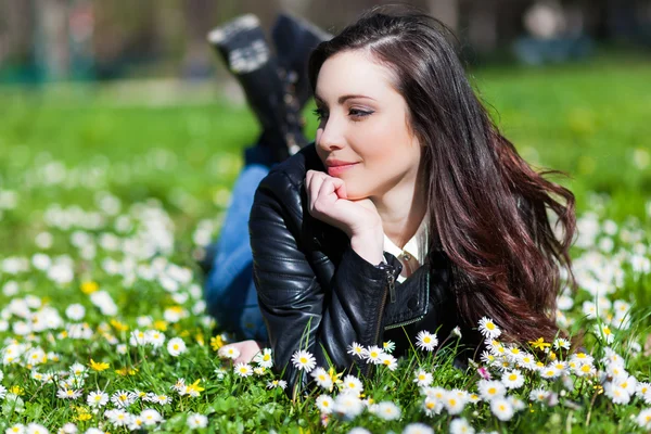 Frau liegt auf dem Gras — Stockfoto