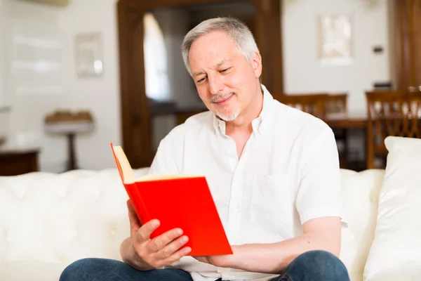 Uomo maturo lettura libro — Foto Stock