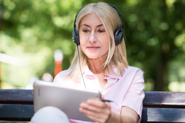 Femme mûre écouter de la musique — Photo