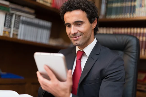 Empresario usando una tableta — Foto de Stock