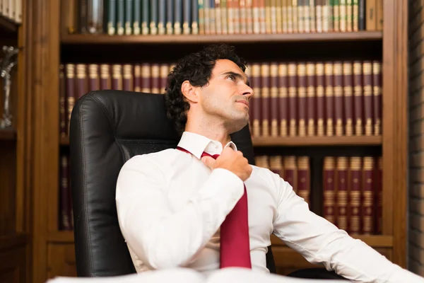 Человек расслабляется в офисе после работы — стоковое фото