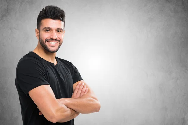 Hombre sonriente frente a un muro de hormigón —  Fotos de Stock