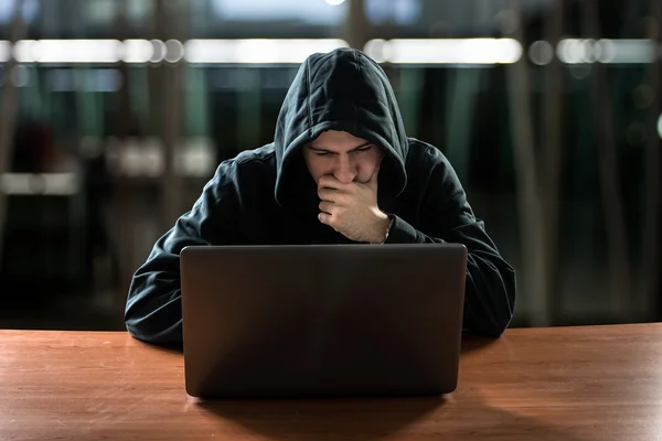 Хакер перед своим компьютером — стоковое фото