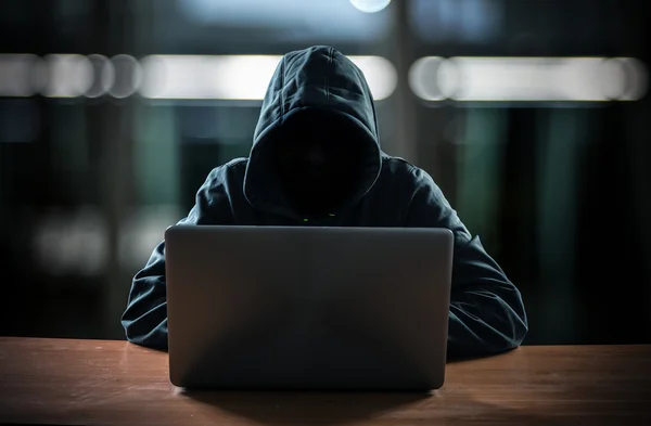 Hacker na frente de seu computador — Fotografia de Stock