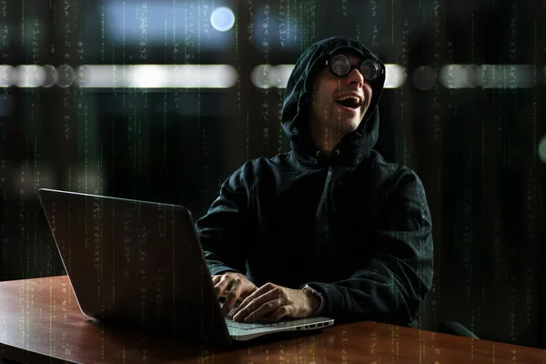 Hacker na frente do computador — Fotografia de Stock