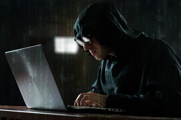 Hacker vor dem Computer — Stockfoto