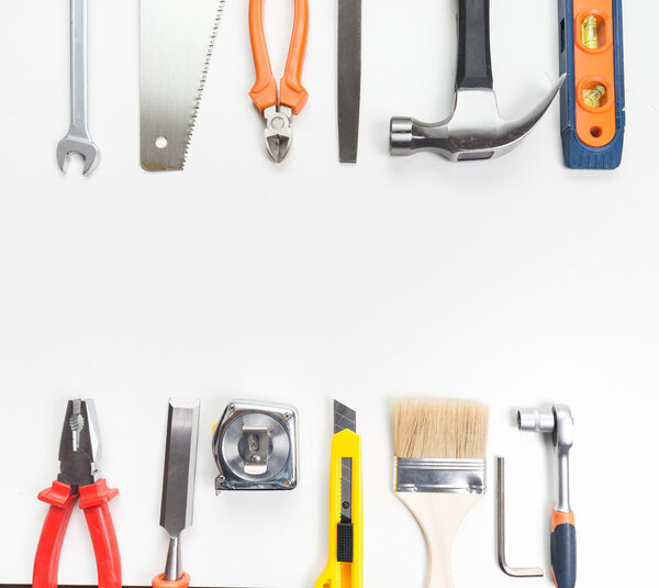 Различные инструменты над пустой панелью
