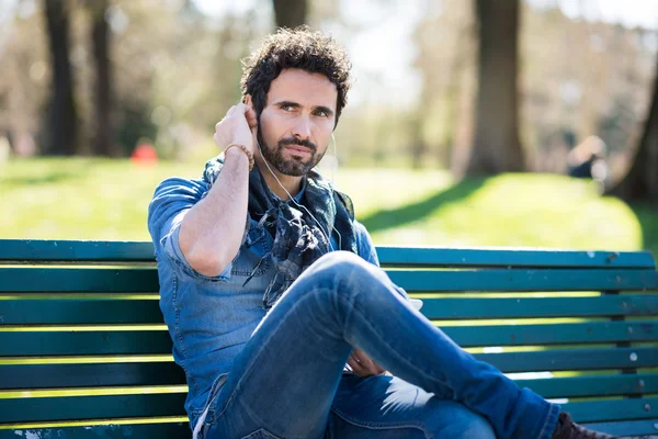 Hombre escuchando música al aire libre —  Fotos de Stock