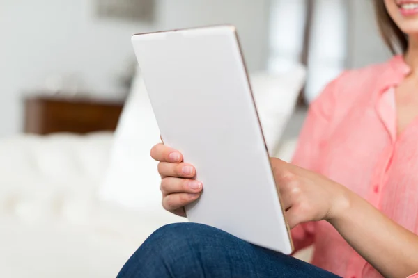 Frau mit Tablet — Stockfoto