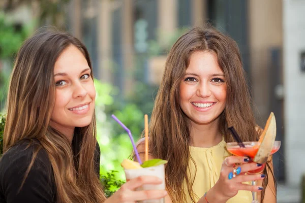 Chicas teniendo un aperitivo al aire libre —  Fotos de Stock