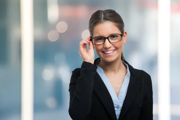 Jeune femme d'affaires souriante — Photo