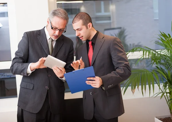 Empresarios conversando durante la reunión — Foto de Stock