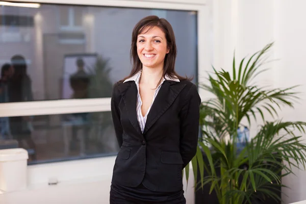 Mujer de negocios sonriente en el cargo —  Fotos de Stock