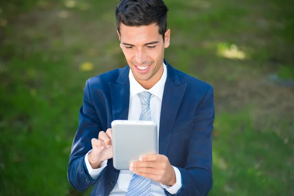 Knappe man met behulp van Tablet PC — Stockfoto