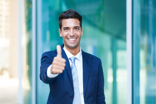 Empresário mostrando polegares para cima — Fotografia de Stock