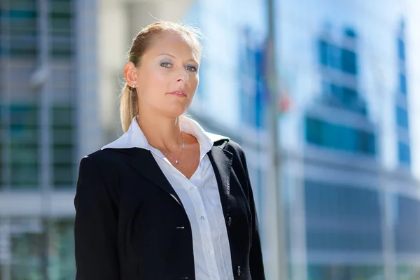 Blonde businesswoman outdoor — Stock Photo, Image