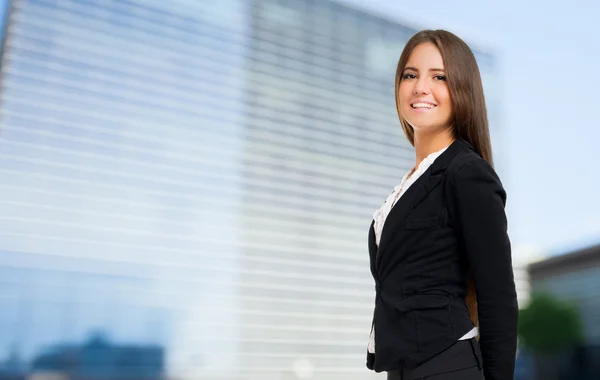 Sonriente mujer de negocios al aire libre — Foto de Stock