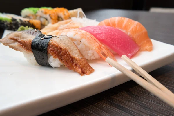 Sushi σερβίρεται σε ένα ιαπωνικό εστιατόριο — Φωτογραφία Αρχείου