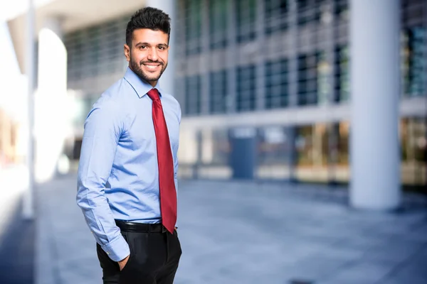 Joven empresario al aire libre —  Fotos de Stock