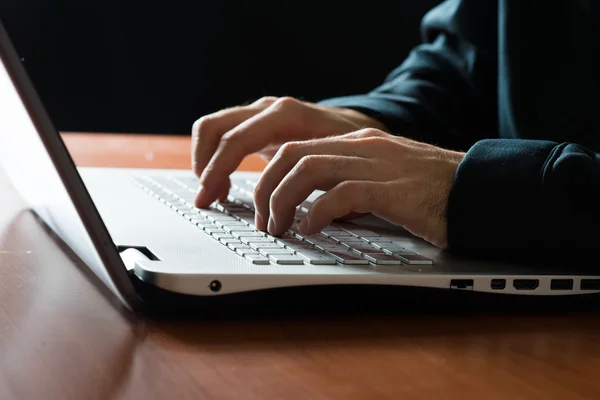 Manos masculinas escribiendo en el teclado del ordenador portátil —  Fotos de Stock