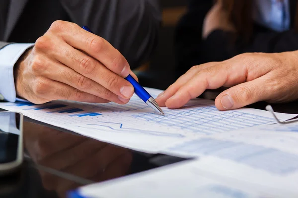 Geschäftsleute prüfen Dokument — Stockfoto