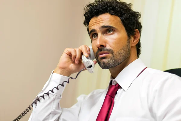 Businessman talking on phone — Stock Photo, Image