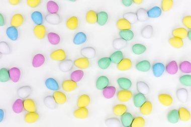 Beyaz arka planda parlak çikolata kaplı Paskalya yumurtalarının yukarıdan görünüşü