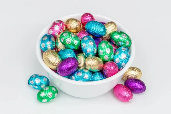 Színes Húsvéti Csokoládé Tojás Fényes Fólia Egy Fehér Tál Fehér Stock Kép