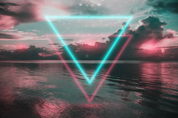 Geleceğe ait arka plan, sakin gece denizi, sudan ya da neon çerçeveden çıkan portal.