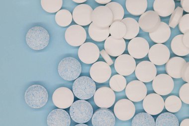 Renk illüstrasyonları, ilaç endüstrisi ve eczane, beyaz ve mavi haplar ve kapsüller, mavi arka planda ilaçlar, üst katman, vitaminler ve yararlı gıda takviyeleri.