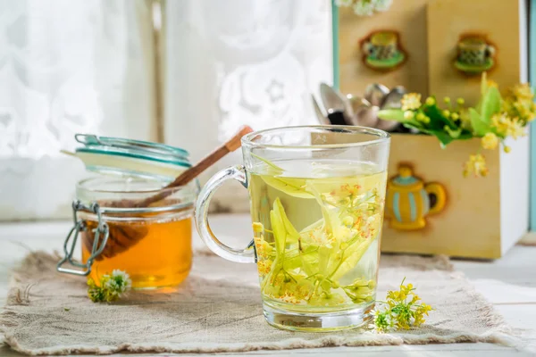 Friska te med honung för influensa — Stockfoto