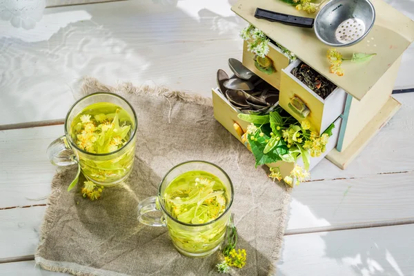 Healthy linden tea with honey for flu — Stock Photo, Image