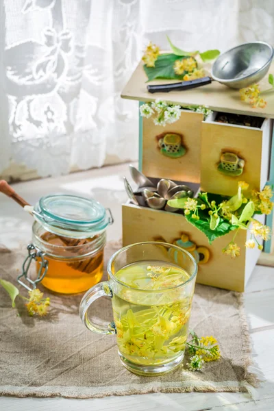 Fresh tea with honey in summer day — Stock Photo, Image