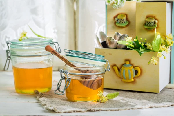 Healing honey with linden — Stock Photo, Image