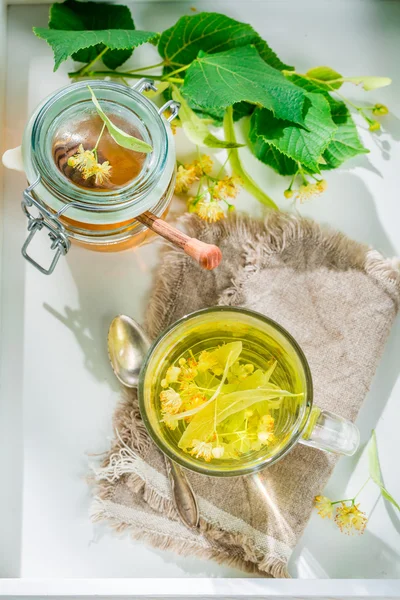 Süßer Lindentee mit Honig gegen Grippe — Stockfoto