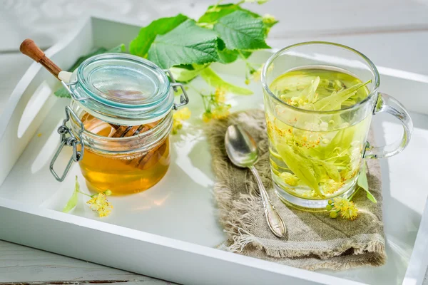 Helande te med honung i solig dag — Stockfoto