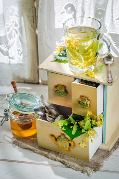 Healing linden tea with honey for flu — Stock Photo, Image