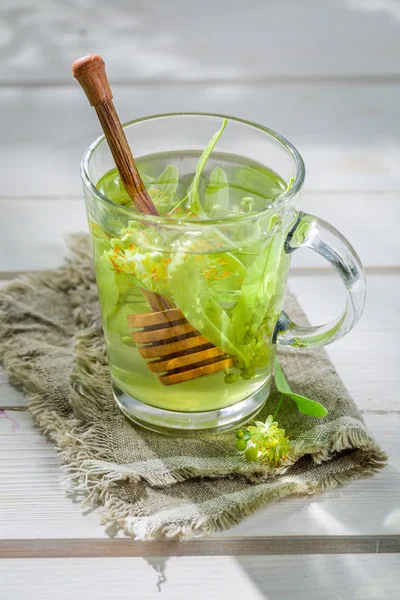 Aromatic linden tea with honey in sunny day — Stock Photo, Image