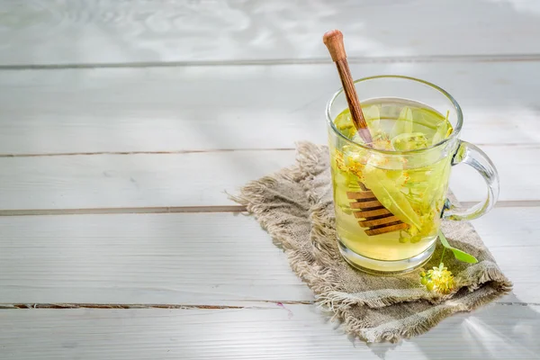 Aromatic linden tea with honey in summer day — Stock Photo, Image