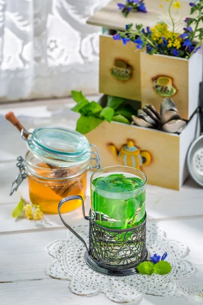 Healing mint tea with honey — Stock Photo, Image