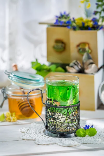 Aromatiska mintte med honung — Stockfoto