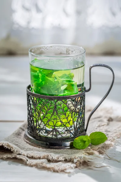 Tè alla menta dolce con miele nella giornata di sole — Foto Stock