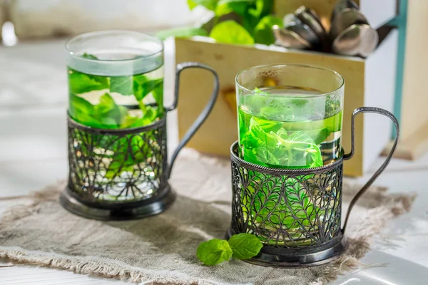 Healing mint tea with honey in sunny day — Stock Photo, Image