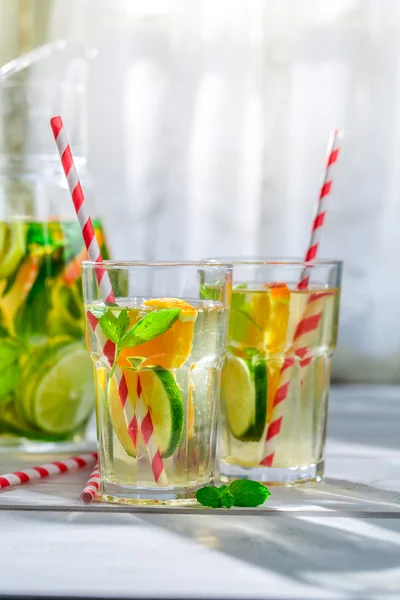 Limonada saudável com citrinos com em dia ensolarado — Fotografia de Stock